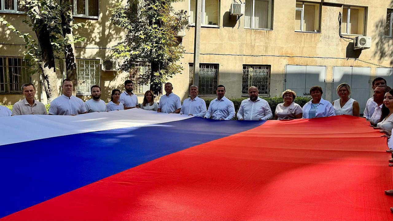 Энергетики приняли участие во флешмобе, посвященному 30-летию Государственного флага РФ