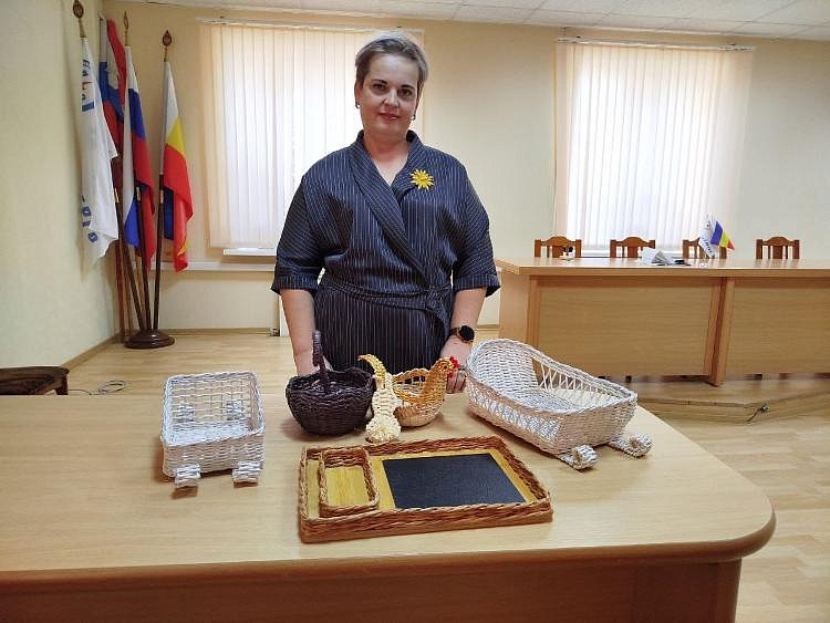 Сальские энергетики провели выставку творческих работ