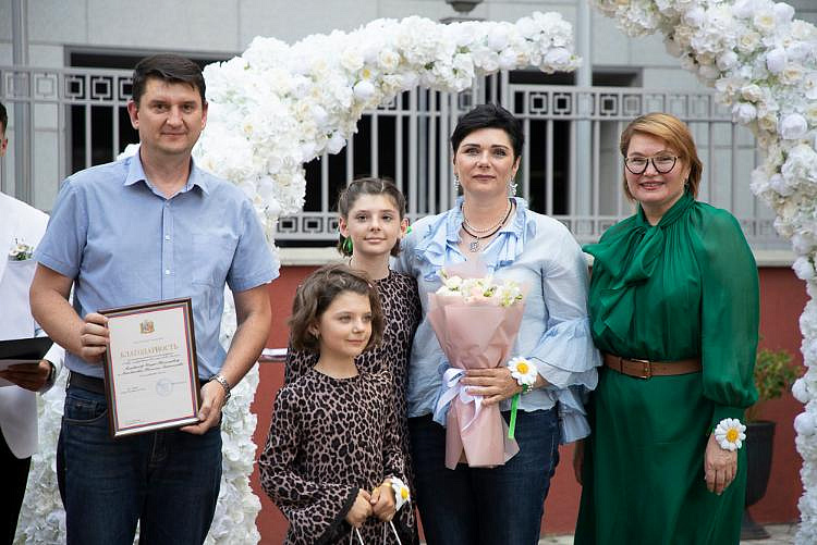 Семью работника АО «Донэнерго» отметили Благодарностью Главы донской столицы 
