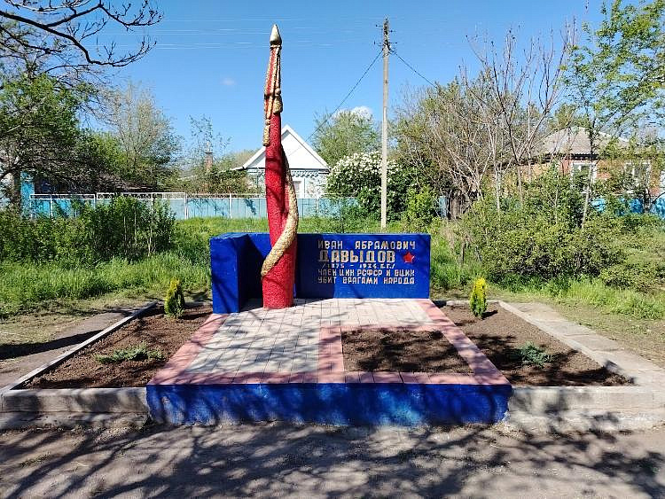 «Дон помнит»: работники АО «Донэнерго» участвуют в благоустройстве памятных мест и воинских захоронений